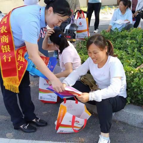 商河农商银行城区支行开展“普及金融知识万里行”活动