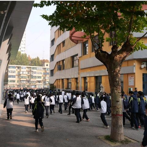 安全教育无小事，警钟长鸣保平安——西安市第八十三中学开展消防安全紧急疏散演练