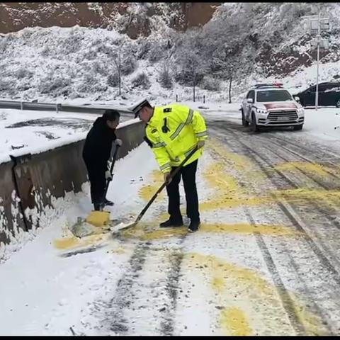 【冬春行动】铲冰雪，除隐患，防事故，西固交所中队全力保障群众出行安全