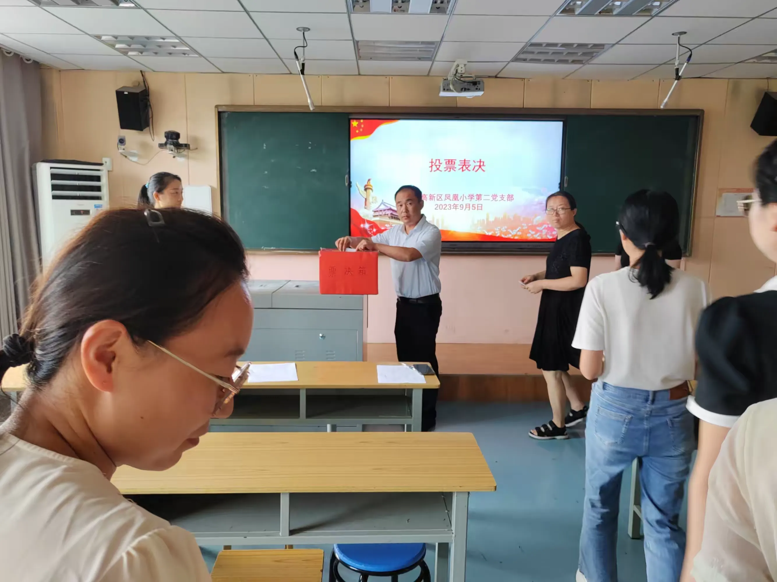 简篇-泰安高新区凤凰小学第二党支部召开接收预备党员支部大会
