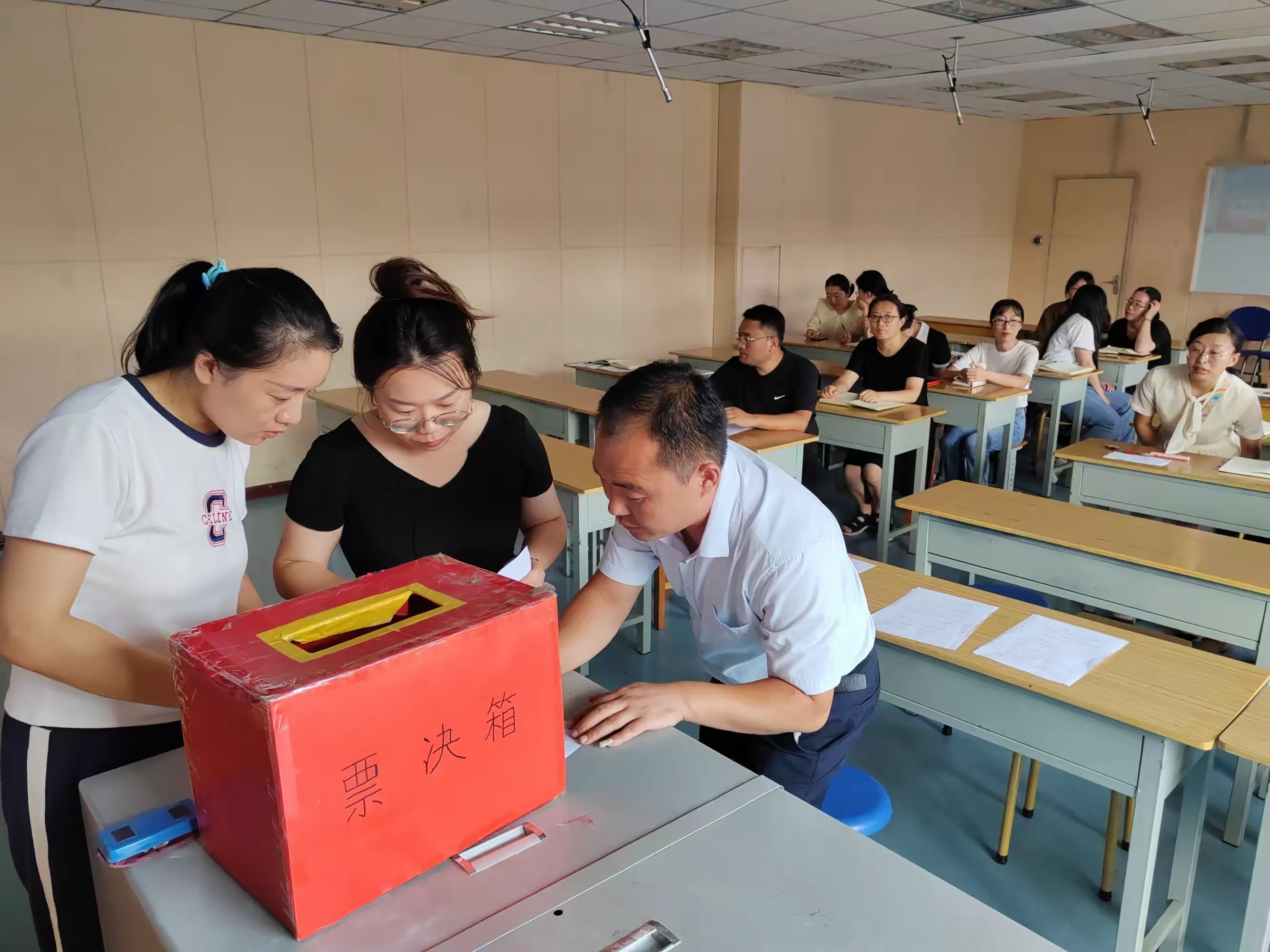 简篇-泰安高新区凤凰小学第二党支部召开接收预备党员支部大会