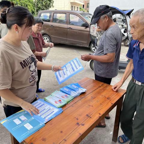 清湖乡便民服务中心开展跨省异地就医直接结算宣传活动