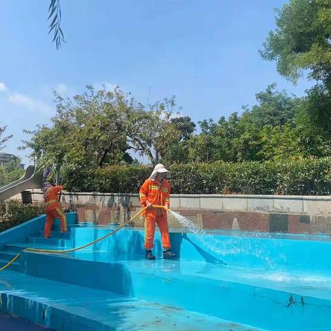 卫生大清扫为公园添“颜值”