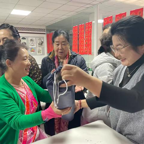 情暖社区，爱伴夕阳