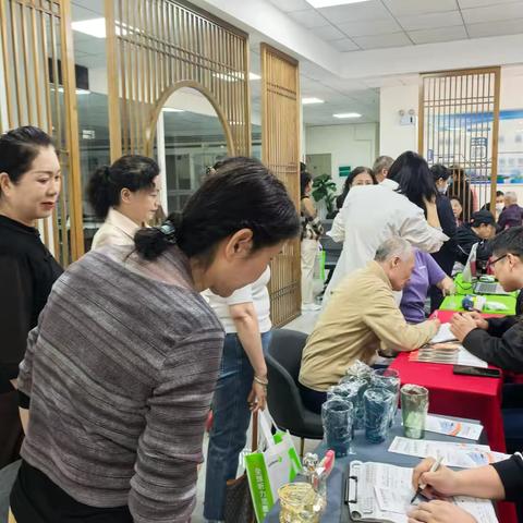 银龄健康零距离，社区义诊暖民心 中海上东社区义诊活动