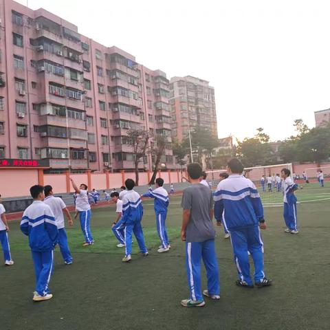 高三2班丢沙包减压活动纪实