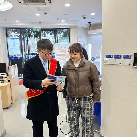 金牛支行龙门镇社区支行开展“守住钱袋子 护好幸福家”活动