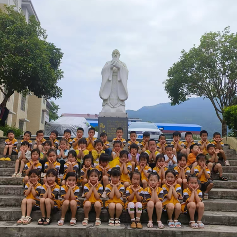 初探小学、“幼”见成长———金凤中心幼儿园幼小街接之参观小学