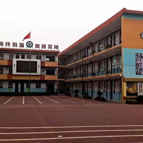 雨中站岗，与爱同行——新蔡县实验小学一（6）班家长爱心护学岗志愿活动