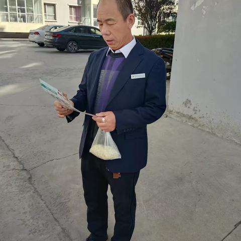 琚寨村第一网格员，贾慧尧，给群众发放宣传资料，确保冬季取暖安全。