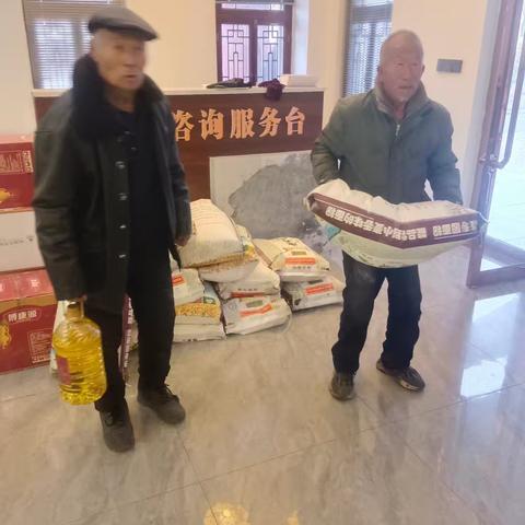 第一网格员，贾慧尧，给贫困户，五保户，发放民政福利，让他们感觉到真正的温暖。