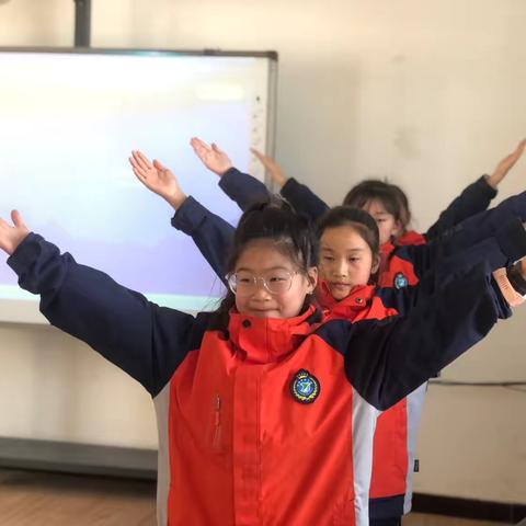 洛阳伊河学校低年级《竹竿舞》社团美篇