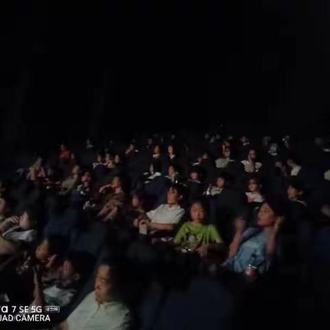 【莲湖 青年路】观红色电影 润金色童年-青三社区组织小土豆儿童服务站观看电影[力量密码]