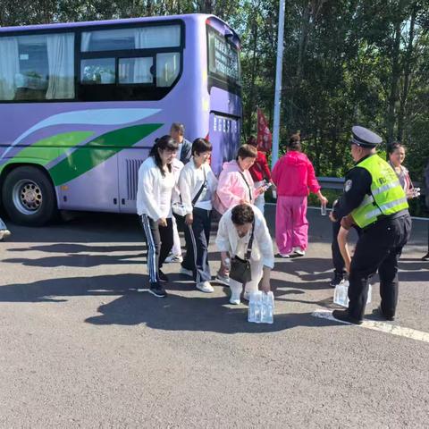 迎旅发 优服务 暖心护航出行路---麻山收费站贴心服务故障滞留旅游团获游客抖音点赞