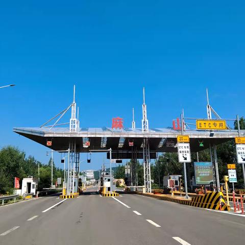 花开扮靓站区 美景温暖旅途