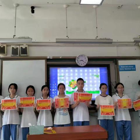 临高中学初二年级期中考试表彰大会纪实