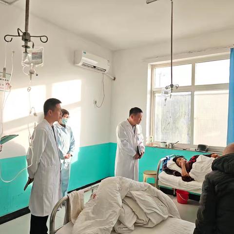 把座谈会开到病床前——院长查房“零距离”