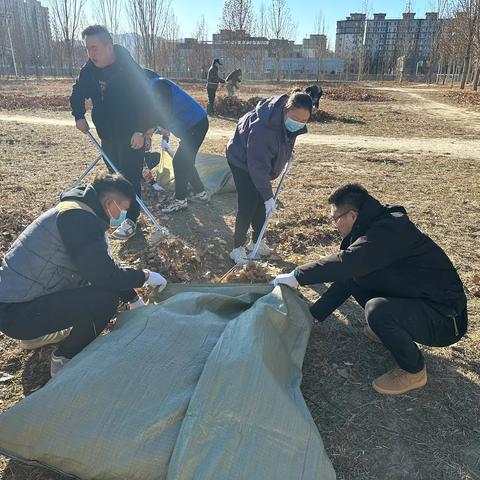 六里屯村股份经济合作社开展“清扫落叶 共建美好家园 ”活动