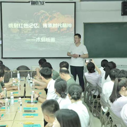 延吉市支行开展“镌刻红色记忆 传承时代精神 ”退役军人职工慰问及木刻版画雕刻活动