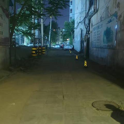 连夜抢修塌陷路面，为民解忧暖民心——户部角社区连夜整治邮电兰池小区破损道路