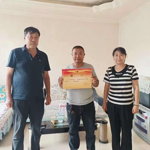 【北环街道滨河社区】为社区“四有”现役军人家属送喜报
