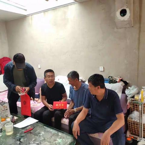 “浓浓关怀，情暖人心”八一建军节滨河社区走访慰问困难退役军人和受表彰家属