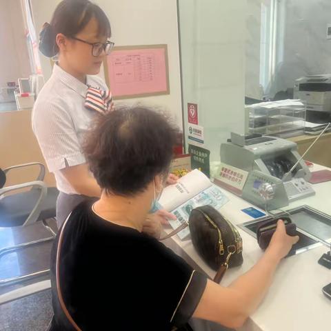 民泰银行金塘支行开展“筑牢货币安全网 守好群众钱袋子”活动宣传