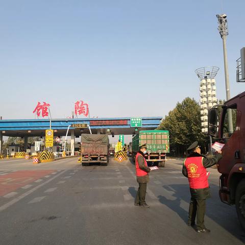 馆陶收费站积极响应，发放高速公路货车通行费优惠政策宣传单页