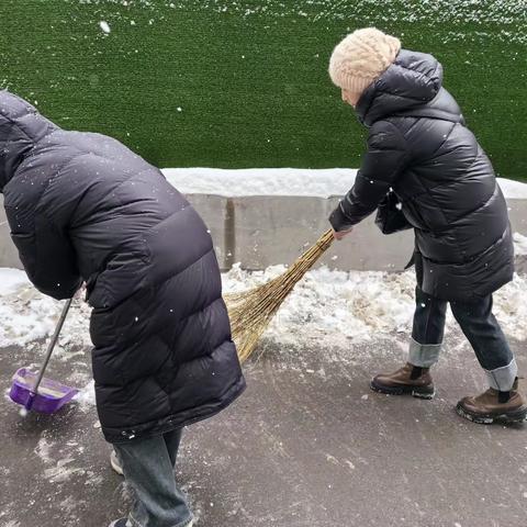 西里街道工农路西社区开展扫雪铲冰志愿服务活动