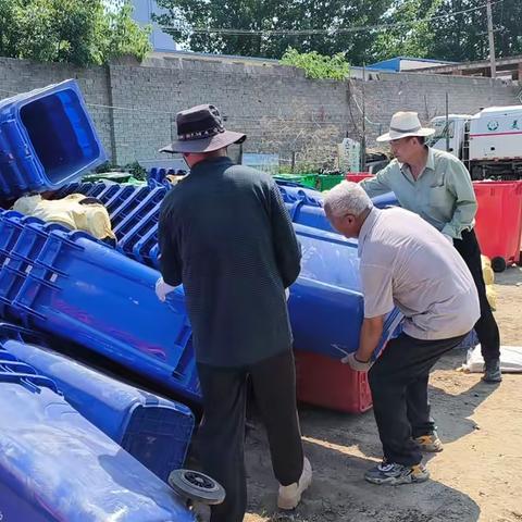 发放环保分类垃圾桶，助推美丽乡村建设