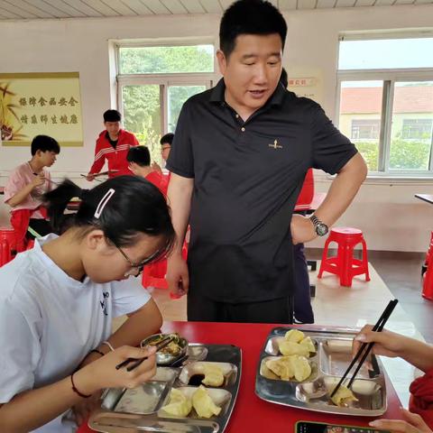 三家子中学为应届毕业生包饺子送祝福