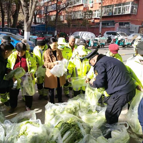七里山街道社区社会组织联合会-领里守望-七东社区社会组织环卫之家开展爱心送白菜，暖冬送温暖活动