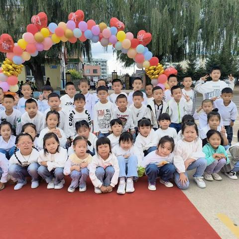 “七彩童年  与爱同行”