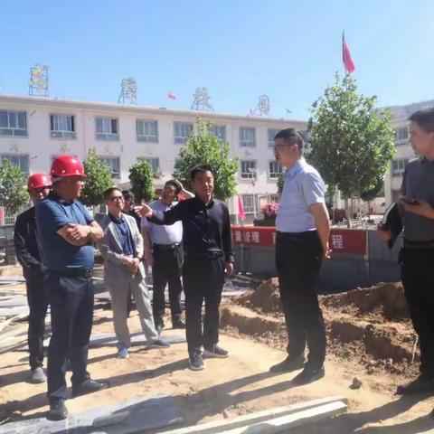 县教育局党组书记、局长梁斌莅临城川镇学区检查教师周转宿舍项目建设等工作