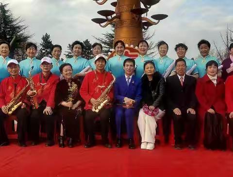 萨声吹来三月春风 “三.八”歌声唱响莲花灯下