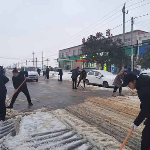 清扫积雪齐上阵   志愿服务暖民心