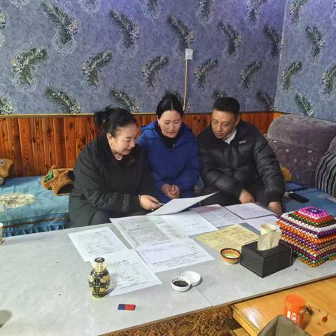 巴干乡麻秀村驻村工作队深入牧区开展“宣政策 惠民生 发放 ‘明白卡’”工作