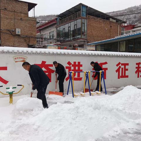 扫雪保畅护平安  齐心协力显担当