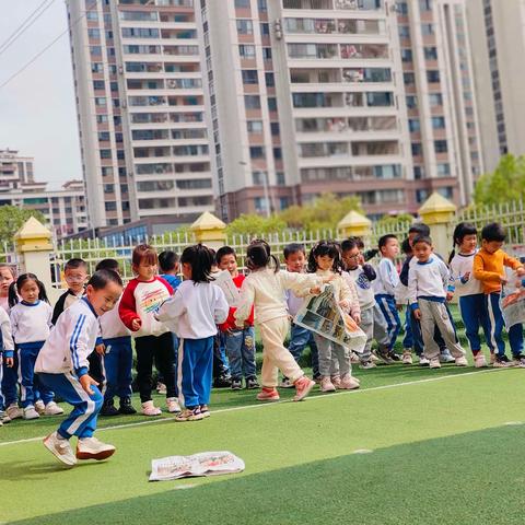 湘湾首府幼儿园中四班班本课程——【疯狂的报纸】