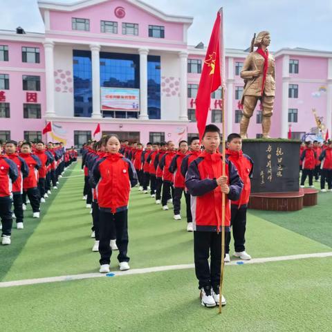 “红星闪耀 队列争辉”——冷云红军小学国防教育大课间队列队形比赛