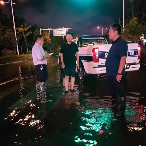 范县城管人:迎风雨战“杜苏芮”