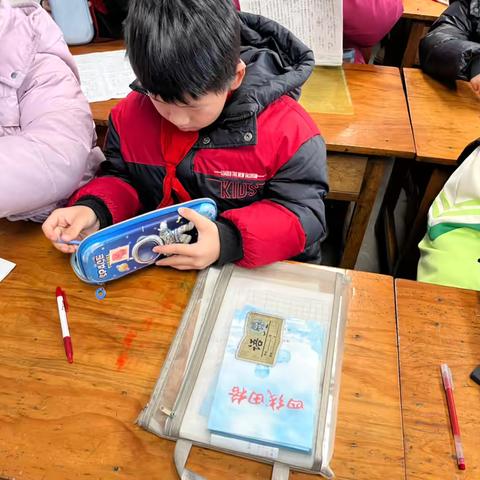 小小桌洞  大大世界——太平小学二（4）中队开展桌洞清理活动，助力校园环境提升