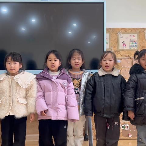 集体活动： ‍腊月歌 1、回忆、分享自己了解有关过春节的趣事，进一步感受过年的快乐气氛。 2、理解童谣内容并有感情地进行朗诵。