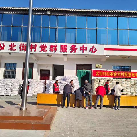 【情系村民促和谐，春节送福暖人心】