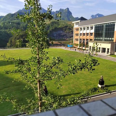 张家界雨露学校高中部历史首届“历史上的今天”活动