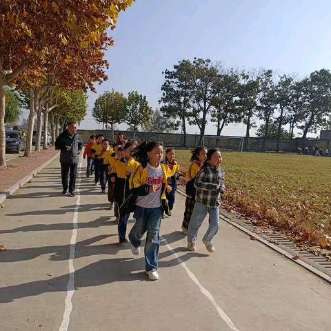 步履铿锵，青春飞扬 界河镇刘岗小学 ﻿课间跑操点燃校园活力