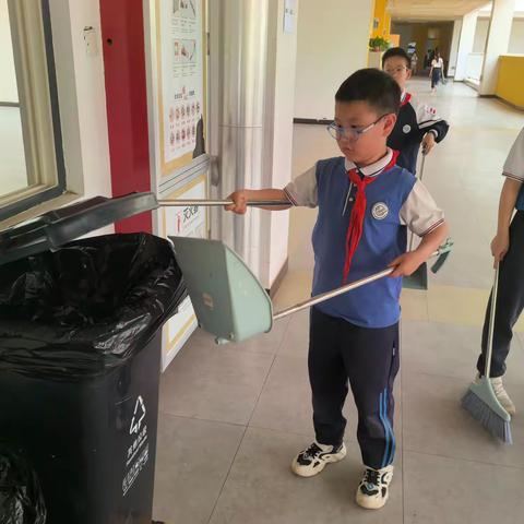 【秦都】小手拉大手，垃圾归家齐行动——咸阳高新领航学校小学部启动垃圾桶清理活动