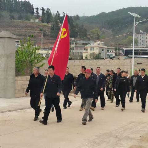 缅怀革命先烈，传承红色基因。