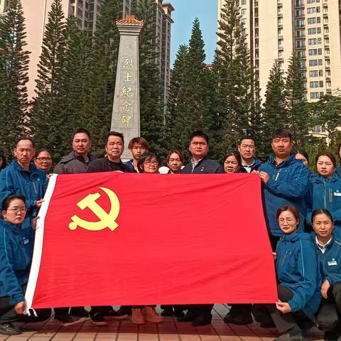 参观烈士纪念碑