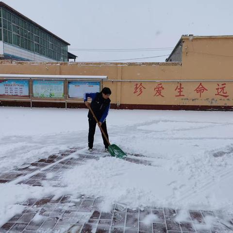 瑞雪满校园,扫雪暖心田——瀛州学区吴庙中心小学扫雪活动